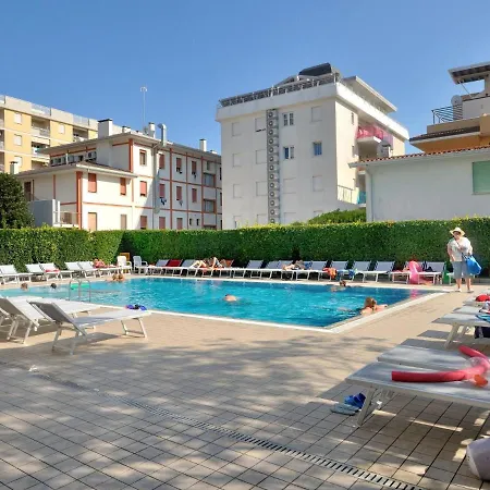 In Spiaggia With Communal Pool Apartment *